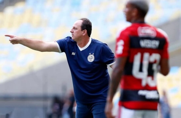 Ceni vê pênalti para o Flamengo como interpretativo, mas enxerga ‘erro grotesco’ em expulsão do Bahia