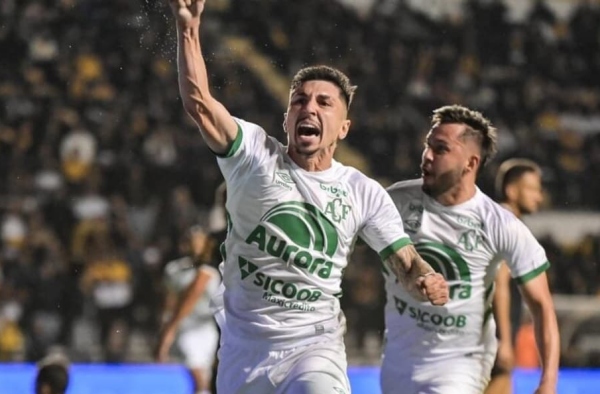 Chapecoense vence clássico contra o Criciúma fora de casa e respira na Série B