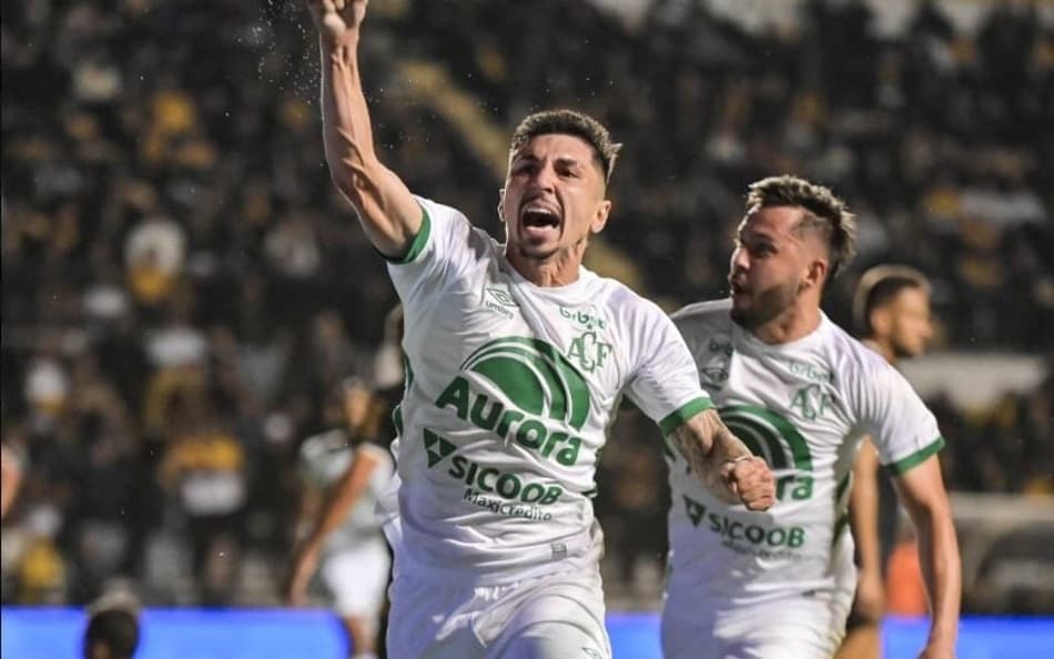 Chapecoense vence clássico contra o Criciúma fora de casa e respira na Série B