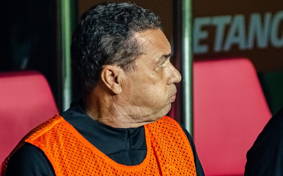 ‘Climão’ entre Luxemburgo e Mazziotti deixa jogadores do Corinthians desconfortáveis antes da decisão