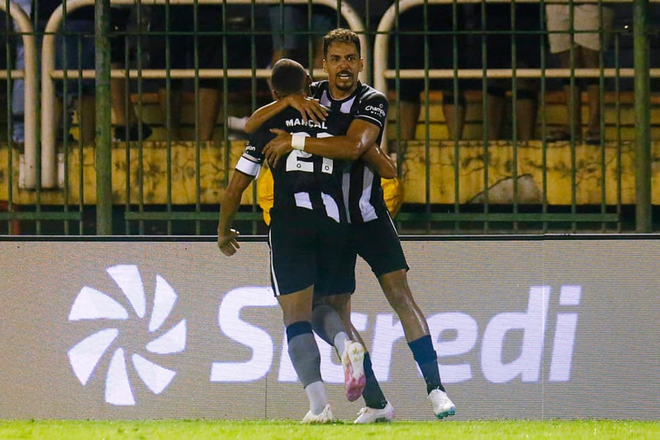 Com brilho de Eduardo, Botafogo vence Portuguesa e avança para final da Taça Rio