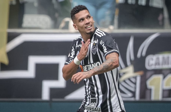 Com dois gols na estreia da Arena MRV, Paulinho chega a maior marca da carreira