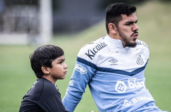 Com filho no CT, João Paulo relata clima mais leve no Santos após vitória: ‘Tira um peso’