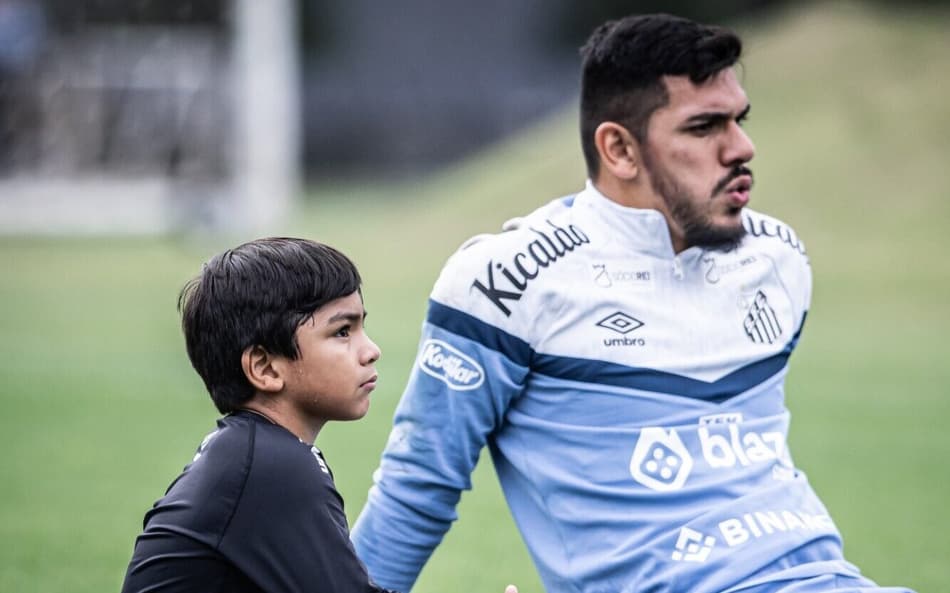 Com filho no CT, João Paulo relata clima mais leve no Santos após vitória: ‘Tira um peso’