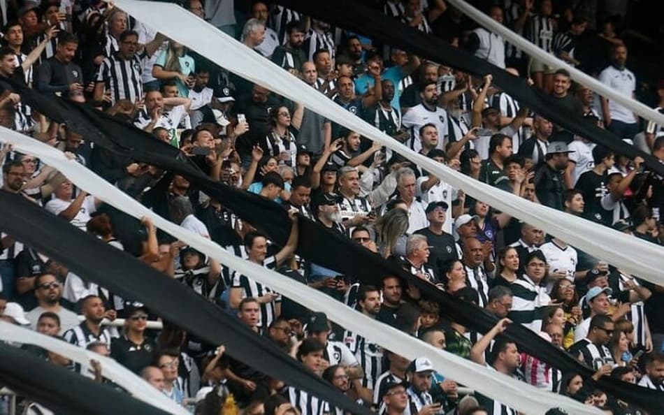 Com ingressos esgotados a cada rodada como mandante, Botafogo ‘infla’ sua média de público no Nilton Santos; veja números