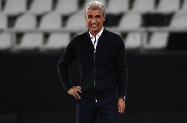 Com notas falsas, vaias e xingamentos, torcida do Botafogo hostiliza Luís Castro em jogo da Sul-Americana