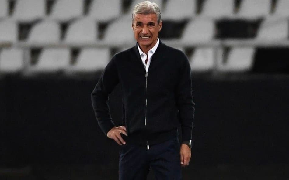 Com notas falsas, vaias e xingamentos, torcida do Botafogo hostiliza Luís Castro em jogo da Sul-Americana