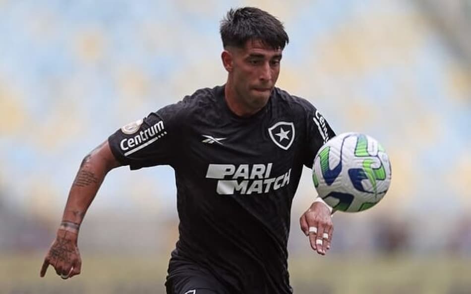 Com nova chance, Di Plácido luta para retomar sequência na lateral do Botafogo