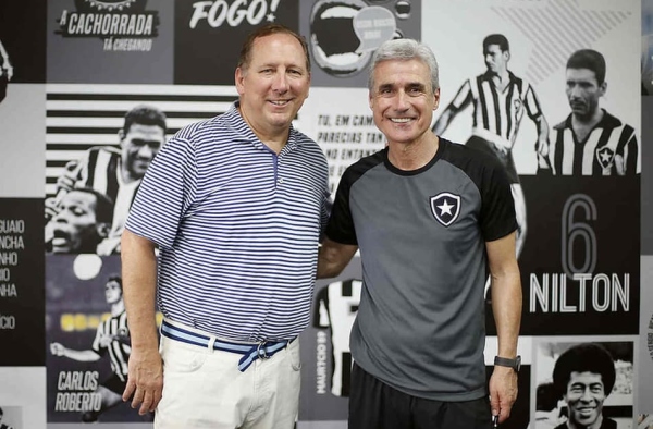 Com saída de Luís Castro do Botafogo, John Textor revive situação parecida com Crystal Palace