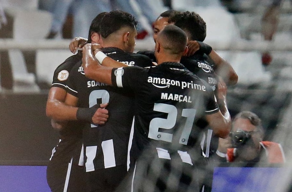 Com show de Tiquinho Soares, Botafogo atropela o Corinthians no Nilton Santos e se mantém na liderança do Brasileirão