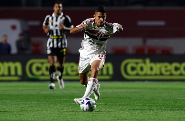 Com titulares sondados pelo Flamengo, time russo coloca meia do São Paulo na mira