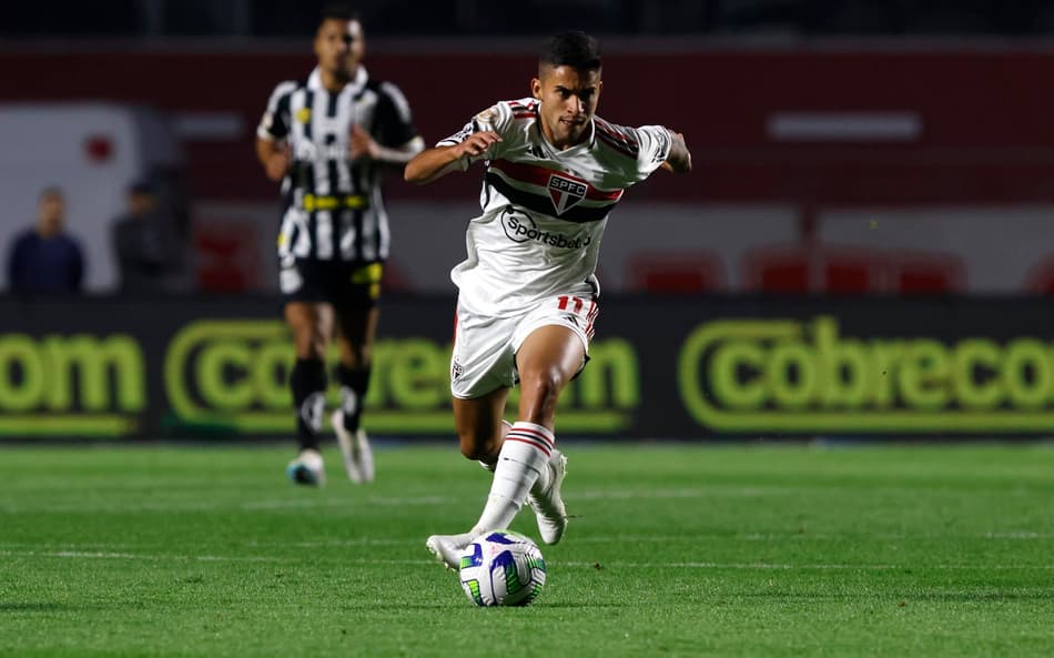 Com titulares sondados pelo Flamengo, time russo coloca meia do São Paulo na mira
