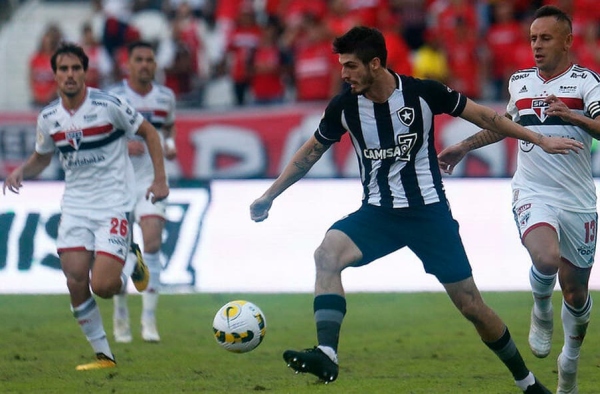 Contrato do Botafogo com Lucas Piazon encerra, e meia retorna ao Braga