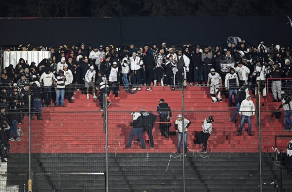 Corinthians pode ser punido pela Conmebol após torcedores queimarem dinheiro contra o Newell´s