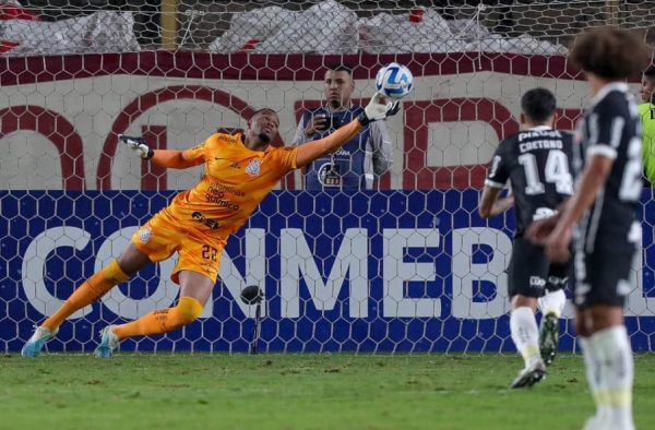 Corinthians recebe sondagens de times da Europa pelo goleiro Carlos Miguel