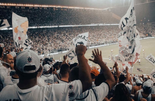 Corinthians repudia cantos homofóbicos no Majestoso e pede colaboração da torcida