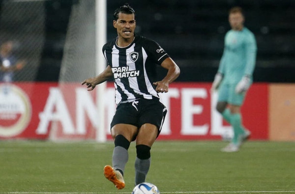 Cotado como titular do Botafogo diante do Patronato, Danilo Barbosa projeta equipe aguerrida na Sul-Americana