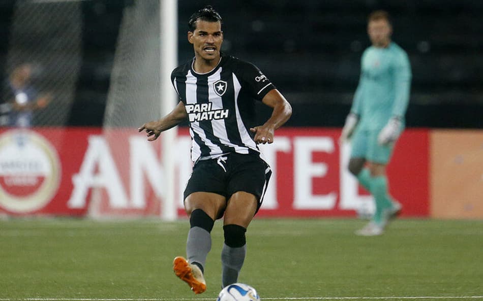 Cotado como titular do Botafogo diante do Patronato, Danilo Barbosa projeta equipe aguerrida na Sul-Americana
