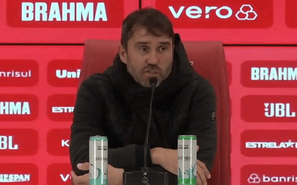 Coudet, do Internacional, dispensa favoritismo e exalta Fluminense e Diniz: ‘Time e treinador do ano’