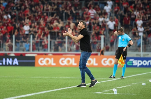 Coudet elogia atuação do Internacional no GreNal e afirma que não teme o Z4