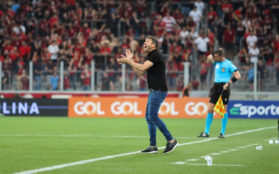 Coudet elogia atuação do Internacional no GreNal e afirma que não teme o Z4