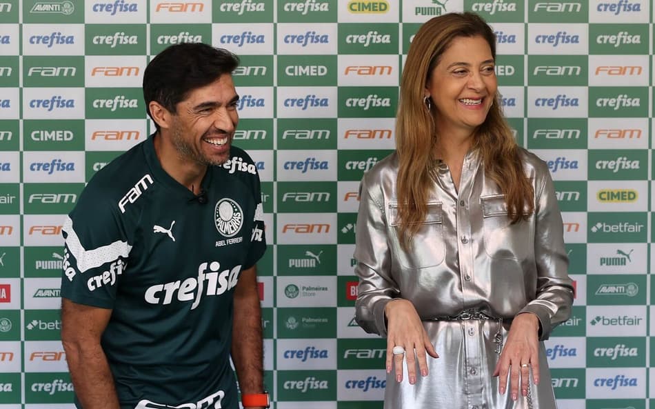 Criança não mente! Mini-torcedor implora para Leila comprar jogador e diverte torcida do Palmeiras
