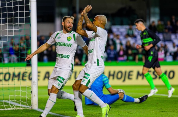 Cuiabá vence o Coritiba fora de casa e se afasta do Z-4 da Série A