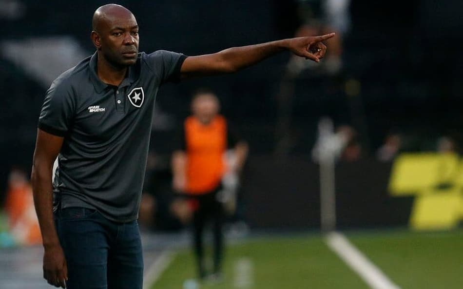Da consagração como zagueiro ao sonho de ser treinador: saiba quem é Cláudio Caçapa, interino do Botafogo