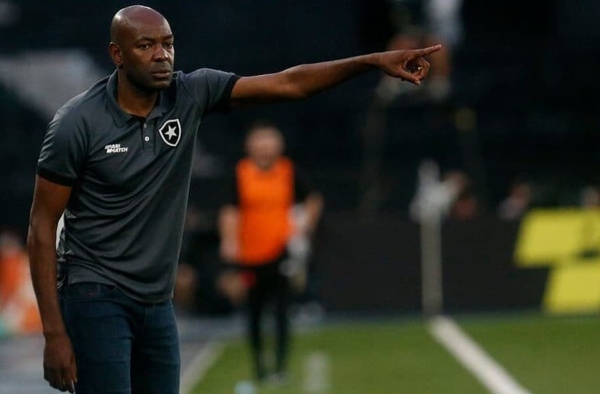 Da consagração como zagueiro ao sonho de ser treinador: saiba quem é Cláudio Caçapa, interino do Botafogo