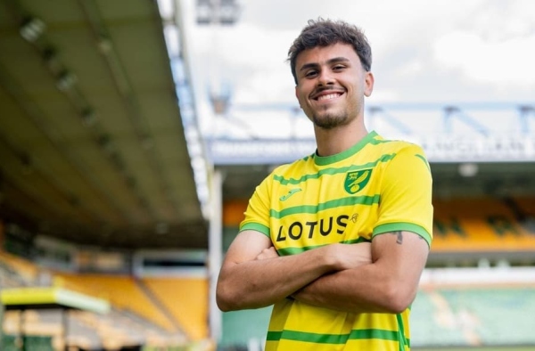 De contrato renovado com o Palmeiras, Pedro Lima é anunciado pelo Norwich e chega falando inglês