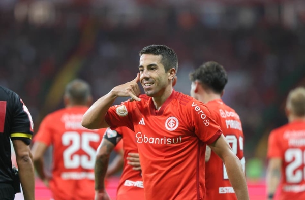 De Pena admite alívio com gol que deu vitória ao Internacional: ‘Sofremos demais’