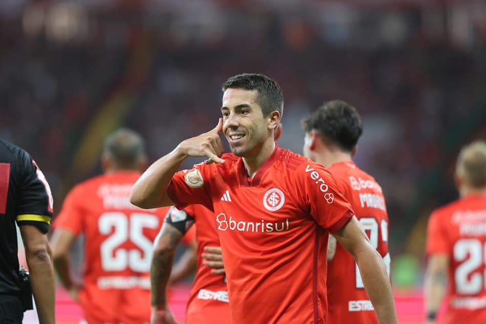 De Pena admite alívio com gol que deu vitória ao Internacional: ‘Sofremos demais’