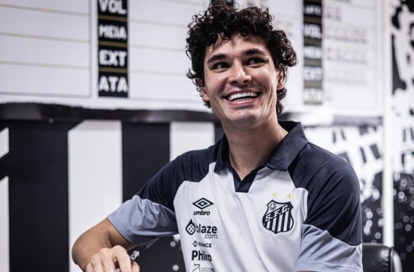 De volta! Santos anuncia a contratação do lateral Dodô
