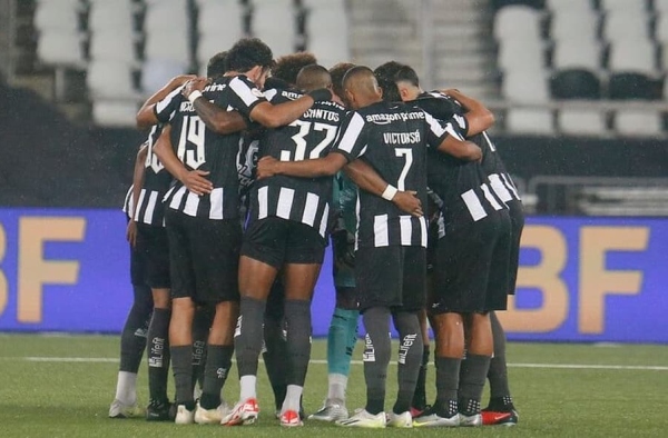 Demissão de técnico no Botafogo é feito inédito entre líderes do Brasileirão, mas time pode se inspirar em campanhas anteriores