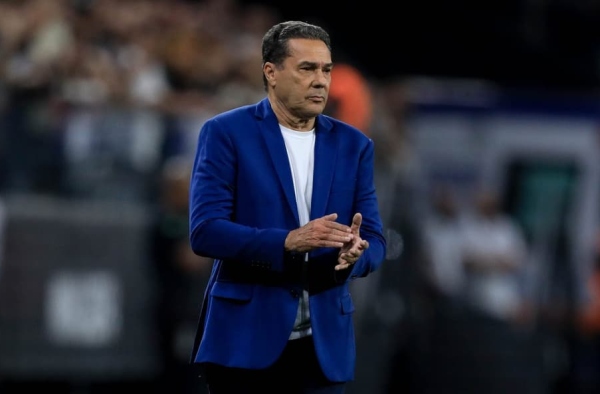 Demitido do Corinthians, Luxemburgo tem admirador no Santos, mas divide opiniões da diretoria