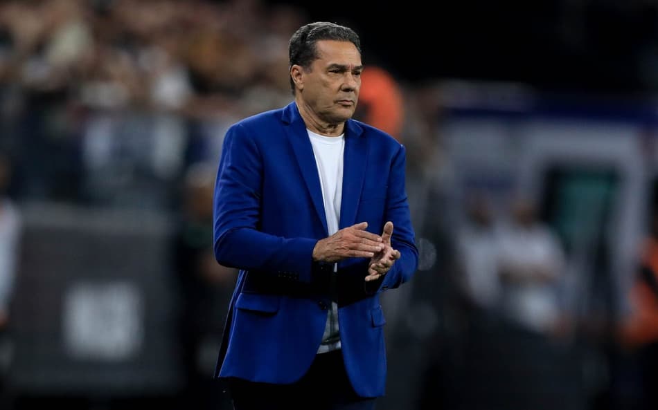 Demitido do Corinthians, Luxemburgo tem admirador no Santos, mas divide opiniões da diretoria