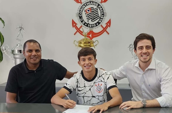 Desde os cinco anos no Corinthians, meia assina primeiro contrato profissional com o clube