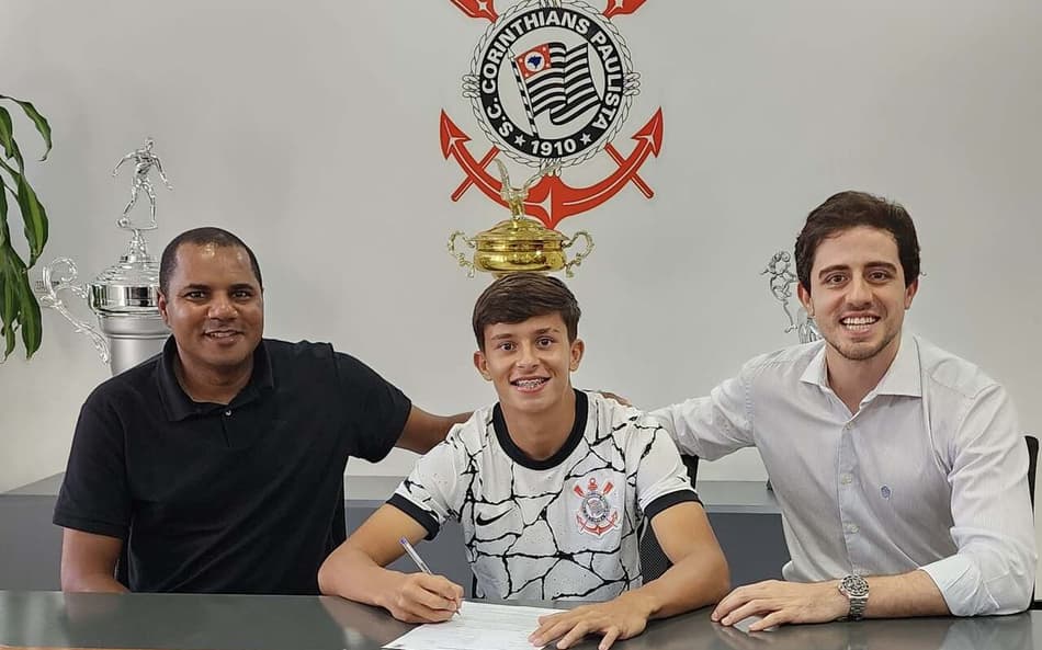 Desde os cinco anos no Corinthians, meia assina primeiro contrato profissional com o clube