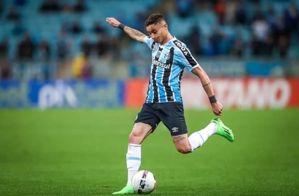 Diogo Barbosa desembarca no Rio de Janeiro para assinar contrato com o Fluminense