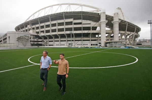 Dirigentes do Botafogo supervisionam reta final das obras do gramado sintético do campo anexo do Nilton Santos