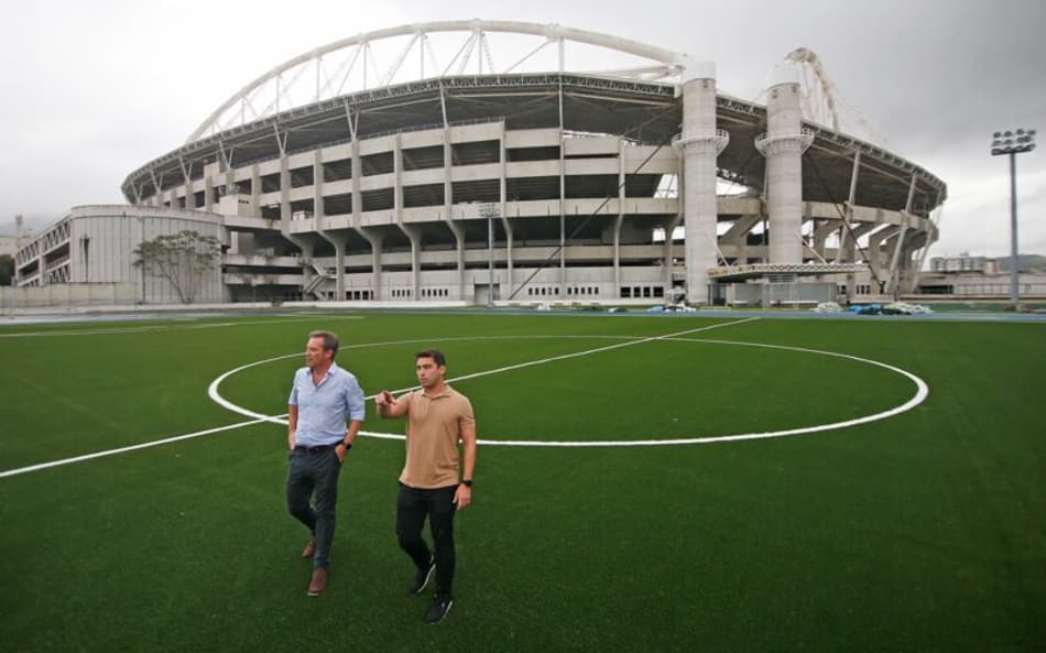 Dirigentes do Botafogo supervisionam reta final das obras do gramado sintético do campo anexo do Nilton Santos
