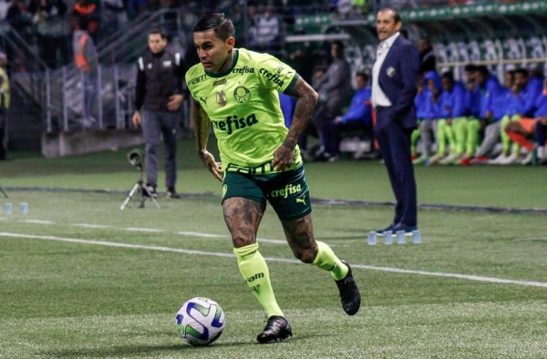 Dudu sente o joelho, é substituído e preocupa o Palmeiras para o restante da temporada