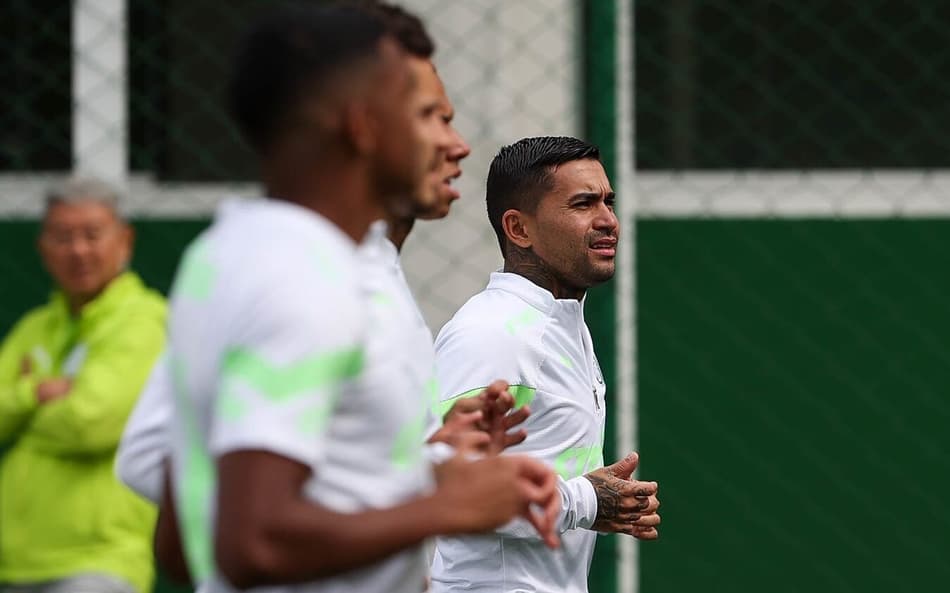 Dudu volta a treinar no campo, mas deve seguir como desfalque no Palmeiras
