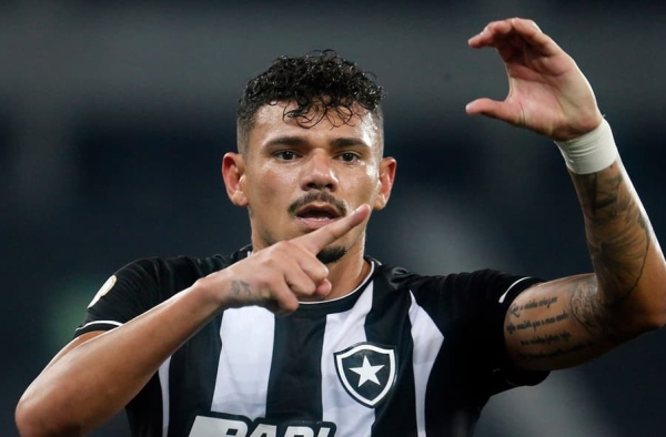 Ele é fogo… Tiquinho Soares entra em lista histórica do Botafogo no século XXI