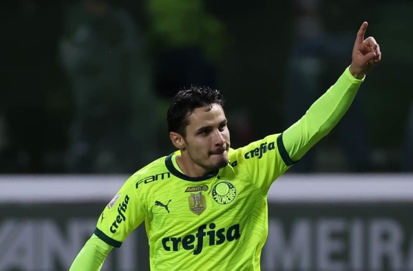 Elogiado por Abel, Veiga está perto de igualar sua melhor temporada pelo Palmeiras; veja números