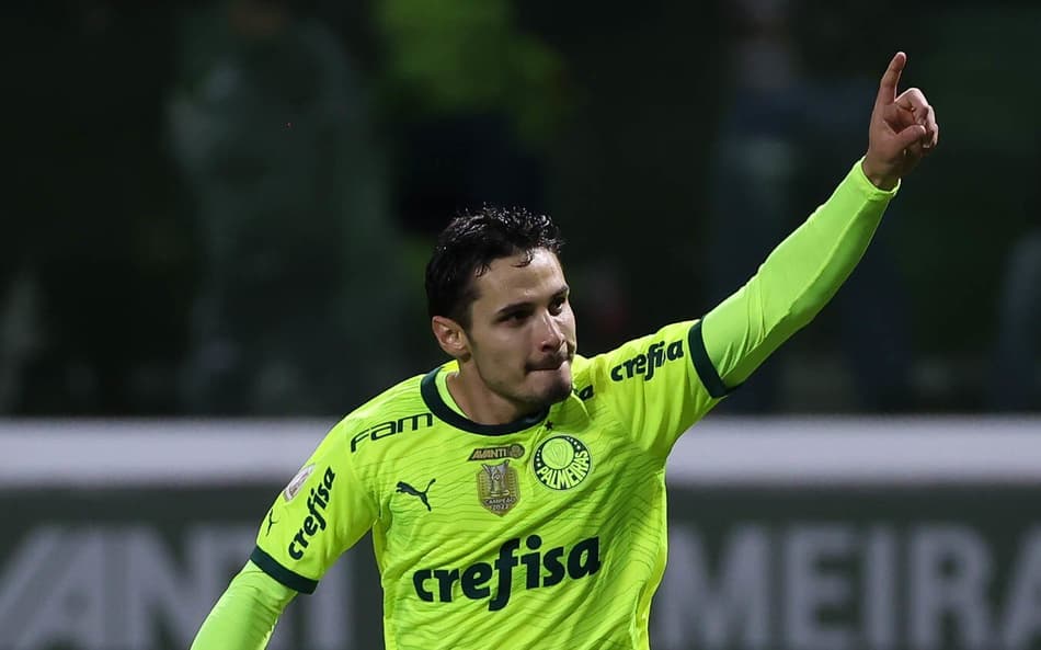 Elogiado por Abel, Veiga está perto de igualar sua melhor temporada pelo Palmeiras; veja números