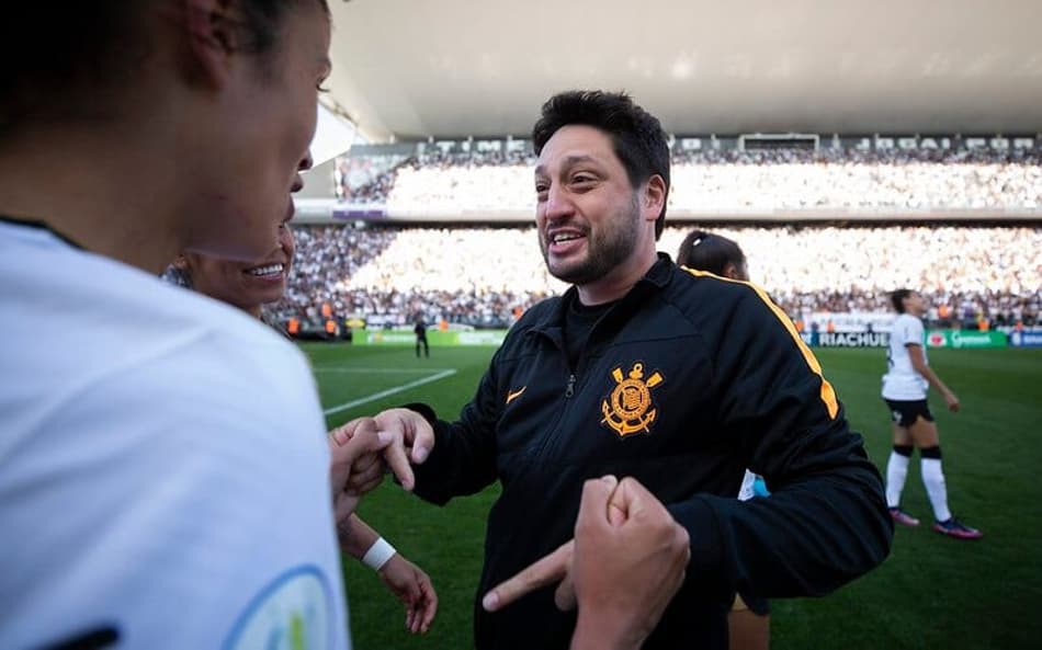 Em despedida da Arena, Arthur Elias mira ‘cereja do bolo’ em trabalho no Corinthians
