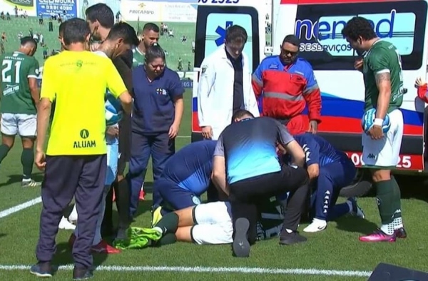 Em jogo da Série B, jogador tem sangramento abundante e é retirado de âmbulância