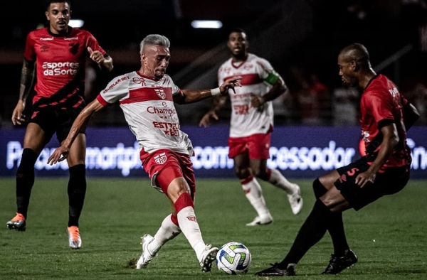 Em Maceió, CRB vence Athletico-PR e larga na frente pela Copa do Brasil