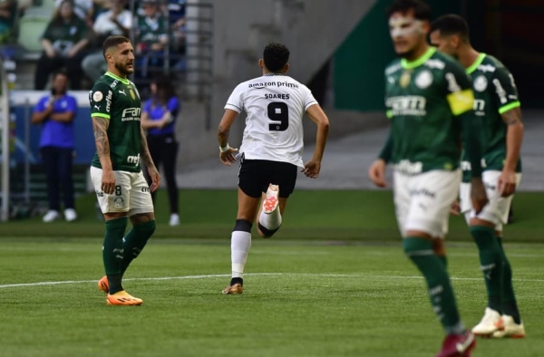 Em momentos distintos, Botafogo e Palmeiras fazem ‘final antecipada’ e podem mudar rumo do Brasileirão